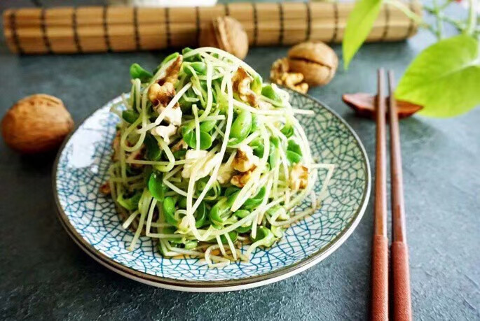 每日一素：黑豆芽拌核桃
学做各种各样的素食，第一为了自己身体健康，营养均衡，第二做出健康漂亮的素食能感染到周围的朋友参与吃素，多一盘素菜就会少一盘荤菜，环保地球！让世界变的更加美好！
黑豆芽拌核桃
食材: 黑豆芽 300克、鲜核桃 6个、黑醋 、盐
做 法:
1. 黑豆芽洗净备用
2. 鲜核桃去壳，掰成小块备用（或者干核桃仁浸泡也可）
3. 烧一锅水，放入黑豆芽，炒10秒左右捞出过凉水
4. 如果有黑醋的，放一勺黑醋，口感最好
5. 把掰碎的核桃加入其中，拌匀即可