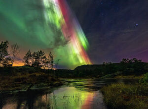 挪威 极光 This shot is taken about an hour outside Bergen, between Bergen and Voss yesterday. And never ever have I seen auroras as strong as this here where I live.  摄影师 Janne Maj Nagelsen ins little_norway88