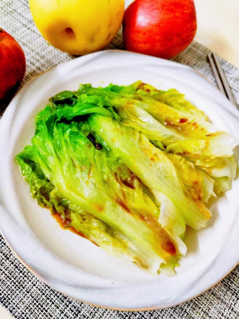 每日一素：白灼生菜
学做各种各样的素食，第一为了自己身体健康，营养均衡，第二做出健康漂亮的素食能感染到周围的朋友参与吃素，多一盘素菜就会少一盘荤菜，环保地球！让世界变的更加美好！
白灼生菜
食材: 生菜，姜，植物油，豉油
做法:
1、生菜清洗干净，姜切片；
2、热锅放小许油爆香姜，倒入适量热开水，倒入生菜灼熟；
3、捞出沥干水份，排在碟上，浇上热油和豉油即成。