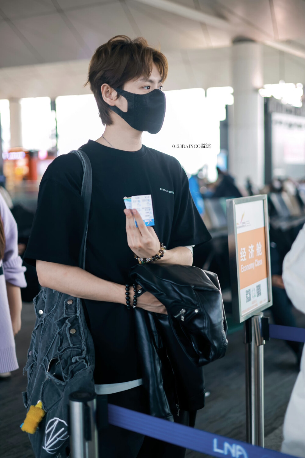 肖宇梁 231208 机场 cr:logo