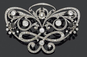 古董蝴蝶结胸针，珠宝中间商Martin du Daffoy买回来的价格是8400欧，玛蒂尔德王后从17年到23年戴了5次
