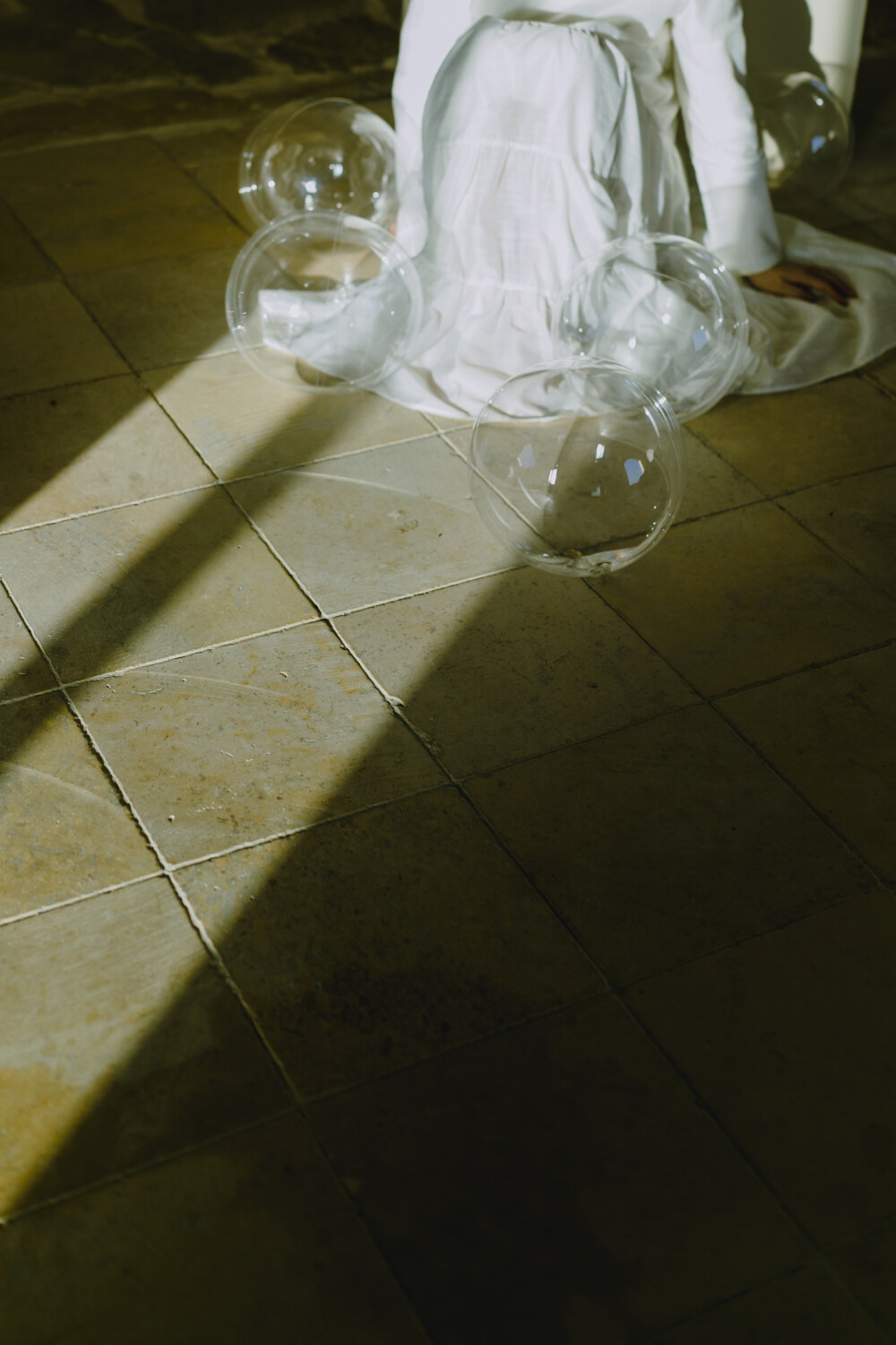 爱丽丝梦游仙境的小兔子
摄影：洪小漩
出镜：莫愁
又是一次临时地不能再临时的相约。
前一天敲定，预约好场地，确定好时间，第二天就欣然赴约。
上一次是我坐反了公交，这一次是莫愁坐反了地铁。
很高兴，大家都把脑子留在了家里。
最爱空山顶层这件房，用心的花艺布置，恰好的阳光，以及丝毫不造作的莫愁。
组成了我那个特别开心的休息日。