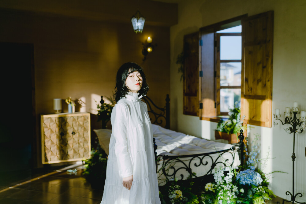 爱丽丝梦游仙境的小兔子
摄影：洪小漩
出镜：莫愁
又是一次临时地不能再临时的相约。
前一天敲定，预约好场地，确定好时间，第二天就欣然赴约。
上一次是我坐反了公交，这一次是莫愁坐反了地铁。
很高兴，大家都把脑子留在了家里。
最爱空山顶层这件房，用心的花艺布置，恰好的阳光，以及丝毫不造作的莫愁。
组成了我那个特别开心的休息日。