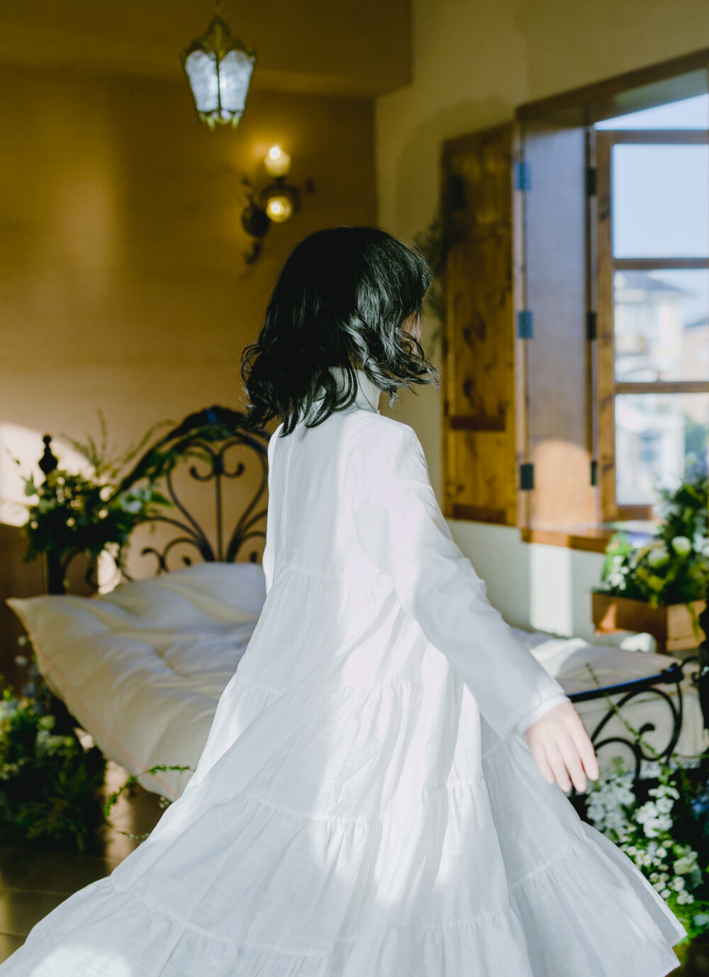 爱丽丝梦游仙境的小兔子
摄影：洪小漩
出镜：莫愁
又是一次临时地不能再临时的相约。
前一天敲定，预约好场地，确定好时间，第二天就欣然赴约。
上一次是我坐反了公交，这一次是莫愁坐反了地铁。
很高兴，大家都把脑子留在了家里。
最爱空山顶层这件房，用心的花艺布置，恰好的阳光，以及丝毫不造作的莫愁。
组成了我那个特别开心的休息日。