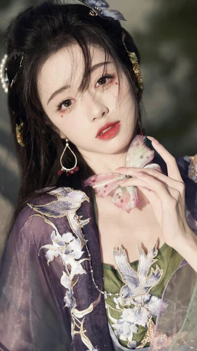 可惜一溪风月 莫教踏碎琼瑶.