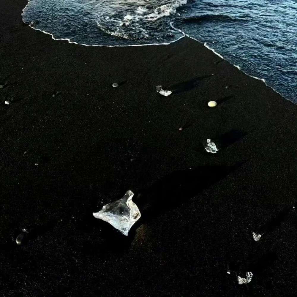 黑色系朋友圈背景图