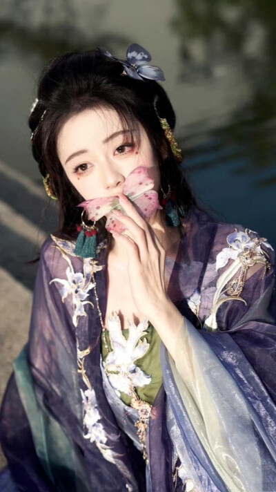 可惜一溪风月 莫教踏碎琼瑶.