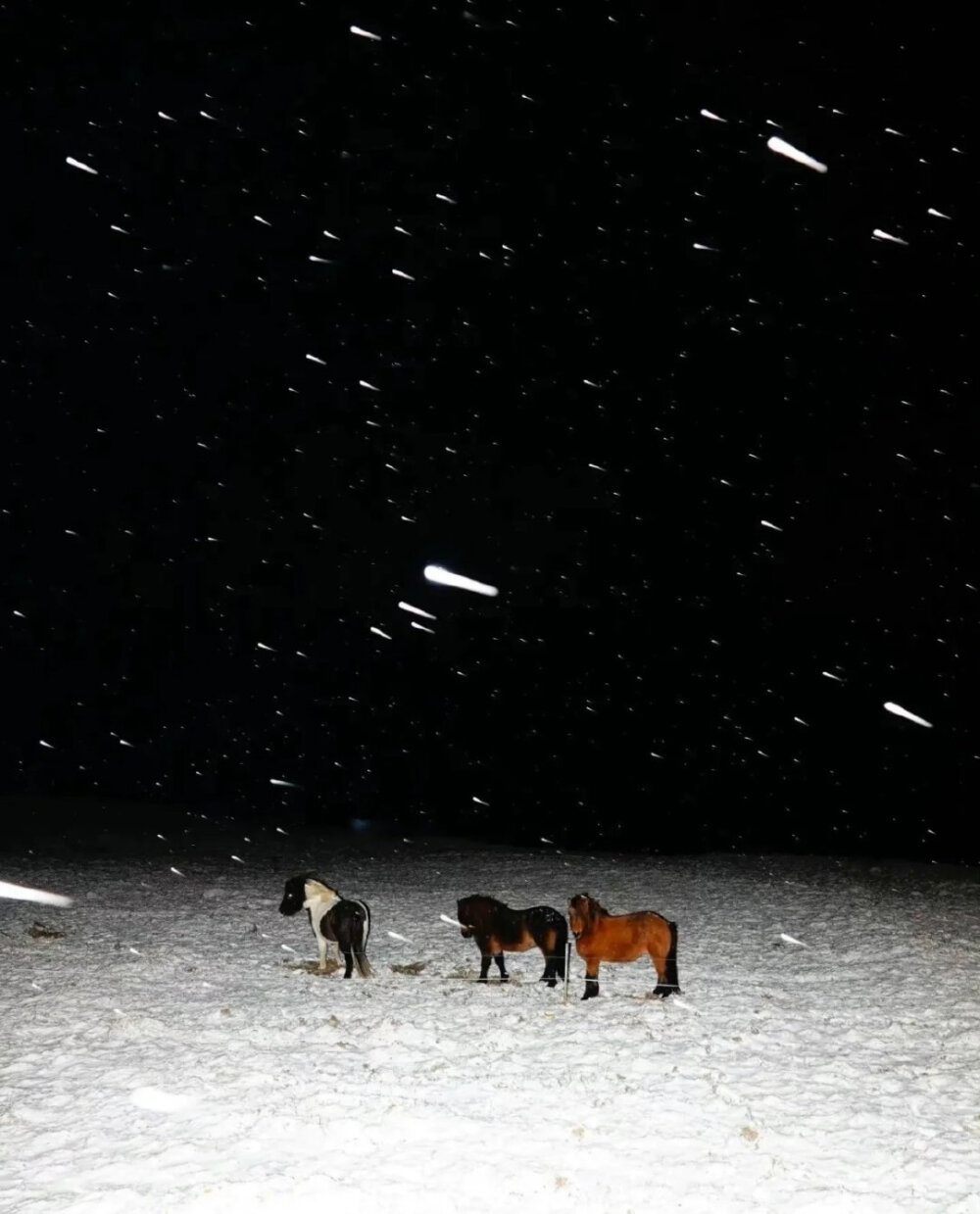 黑色系朋友圈背景图