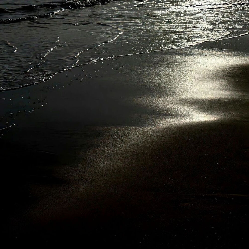 黑色系朋友圈背景图