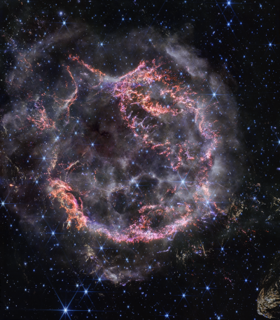 仙后座A（CAS A），一颗大约340年前爆炸的银河系内超新星留下的遗迹，距离地球约11000光年。韦布望远镜的近红外相机（NIRCam）的高清图像揭示了正在扩展的物质外壳与恒星在爆炸前释放的气体相撞的复杂情况