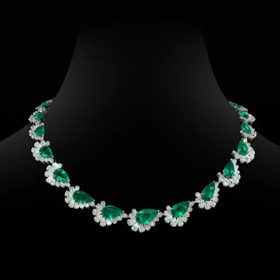 意大利 Gismondi1754 If grace had a shape One-of-a-kind Girandola white gold necklace with diamonds and emeralds. 如果优雅有形状：独一无二的 Girandola 白金项链，镶嵌钻石和祖母绿 