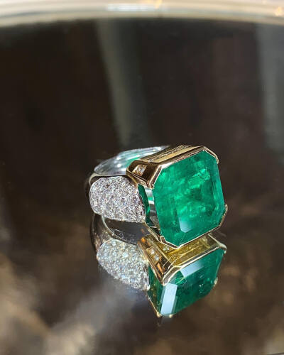 祖母绿戒指 15.86ct主石 2ct钻石在两侧衬托 黄金和白金 15.86-carat Emerald Ring highlighted by 2-carat of Diamonds mounted in Yellow and White Gold 