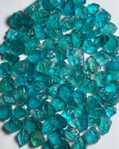 磷灰石 马达加斯加矿山 帕拉依巴色 糖果色 Beautiful faceting rough quality parcel of Natural Neon Blue Paraiba Color Apatite from Madagascar mine 86 grams with average size of 1+ gram