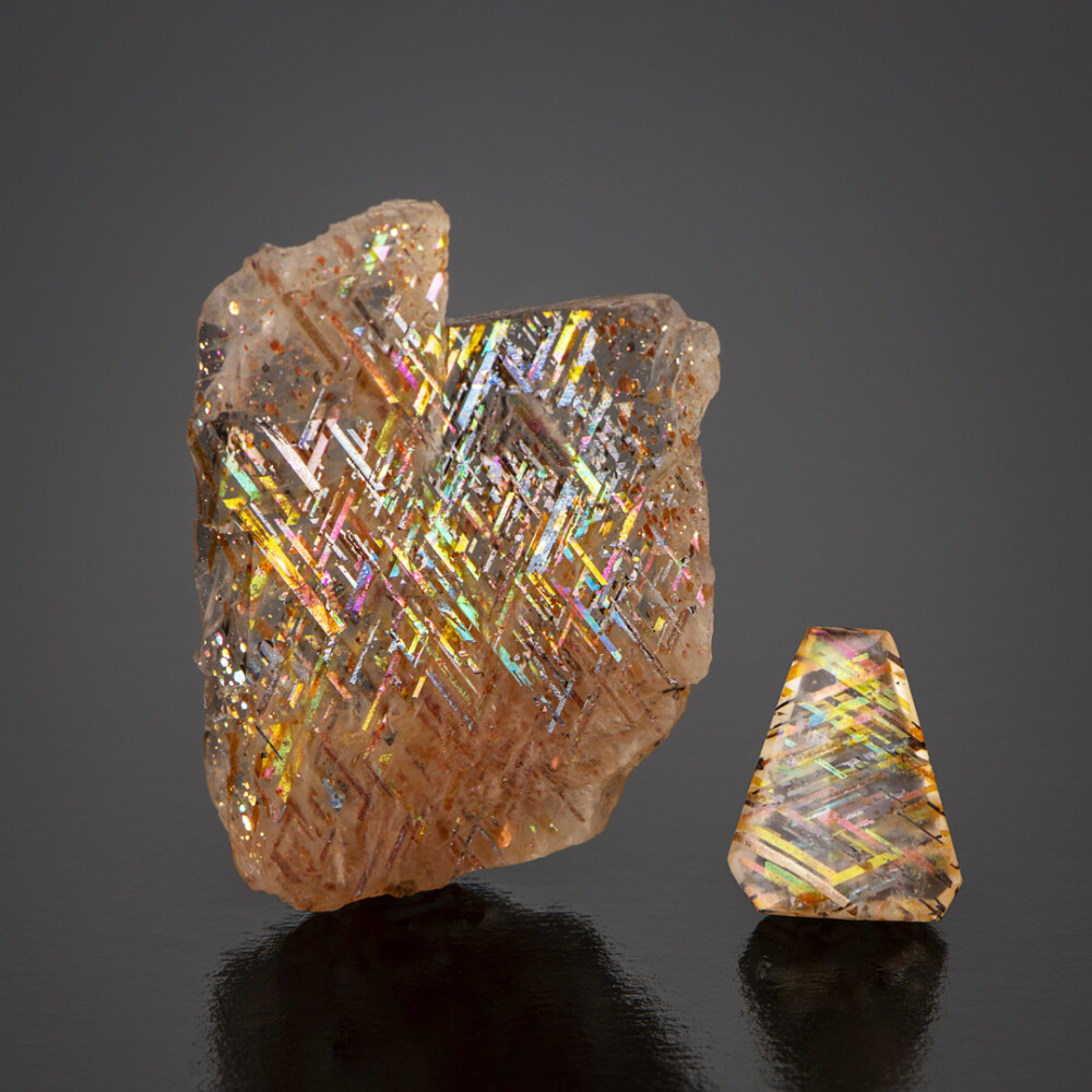 虹彩晶格长石 虹彩拉长石 The tiny Utnerrengatye mine in Harts Range, Northern Territory, Australia. Rainbow lattice feldspar was discovered there in 1985 and acknowledged as a new gem material in 1989