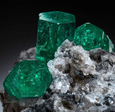 方解石上的祖母绿 Emerald on Calcite 来自 Coscuez Mine, Muzo, Colombia 穆佐 哥伦比亚