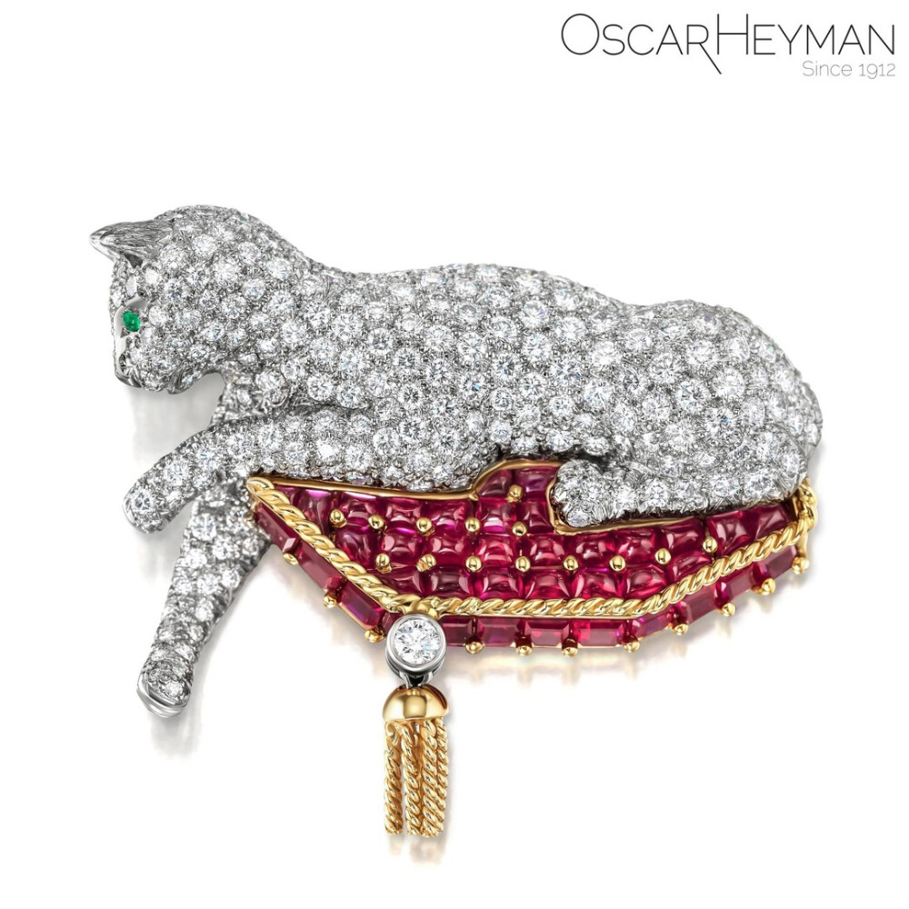 Oscar Heyman 胸针 brooch This diamond kitty is sitting pretty on her ruby pillow! 这只钻石小猫漂亮地坐在她的红宝石枕头上