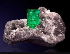 Emerald 祖母绿 Cincho Mine, Mun. de Muzo, Boyacá Department, Colombia 哥伦比亚 Size 5 x 4 x 3.2 cm