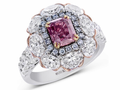 Rio Tinto 旗下珠宝品牌 Argyle Pink Diamonds 推出一枚独一款彩色钻石戒指「Argyle Rose」，以「玫瑰」为设计主题。主石为一颗1.36ct雷迪恩型切割粉钻，Fancy Deep Pink 浓粉色。这是 Argyle 矿区停止开采前的最后…