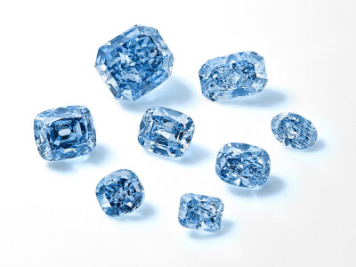 De Beers 稀有蓝钻系列「The De Beers Exceptional Blue Collection」共由8颗总重32.09ct的蓝钻裸石组成，估价2800万-5000万美元。其中最大的一颗「Infinite Blue」重11.28ct，阶梯式切割，经 GIA 鉴定达到 Fancy Vi…