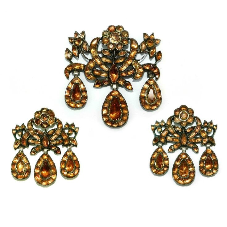 金黄托帕石 耳坠 胸针 银质镶嵌 长10厘米 葡萄牙 约1760年 18th century golden topaz triple drop brooch and pair of earrings en suite, Portuguese c.1760