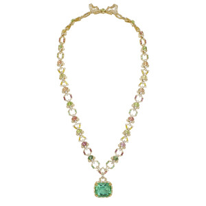 Gucci 高级珠宝系列「Allegoria」灵感来自「四季更迭」的自然变化，致敬每个季节特有的色彩和力量 Allegoria 金质项链 主石为一颗226ct枕形切割绿色碧玺，镶嵌彩色碧玺和钻石 