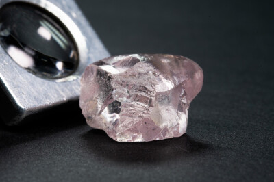 南非钻石招标公司售出一颗 29.52ct 粉钻原石「Protea Pink」总价超过800万美元，平均单克拉价格高达27.13万美元。于2023年6月在南非Orange River中游河岸的矿床中被发现，为 Type II 型 Fancy Vivid Pink 艳彩色级。…