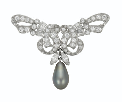 Harry Winston 珍珠钻石胸针 水滴形灰色天然珍珠，圆形、长方形和榄尖形切割钻石，背面配有吊环，2英寸 成交价1.625万美元