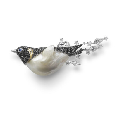 Mikimoto 御木本「Wild and Wonderful」高级珠宝系列设计灵感来自世界五大洲的野生动物 Wild and Wonderful 白金胸针 镶嵌天然淡水珍珠、尖晶石、蓝宝石和钻石，经过黑色镀铑处理 企鹅