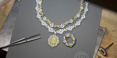 Harry Winston 高级珠宝系列「Royal Adornments」灵感来自品牌历史上为王室定制的重要珠宝作品 The Duchess 金质项链 主石为一颗40.11ct雷迪恩型切割黄钻，达到 Fancy Intense yellow 色级和 Flawless 净度。镶嵌黄…