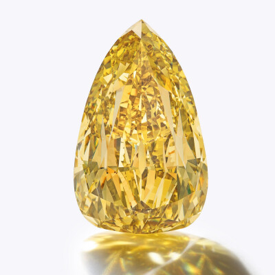 Sotheby's 苏富比纽约秋拍「The Golden Canary」黄钻裸石 ，意为「金色的金丝雀」。303.10ct 水滴形切割，经 GIA 鉴定为 Fancy Deep Brownish-Yellow 色级和 IF 净度。成交价1240万美元（1984年，一颗 890ct 钻石原…