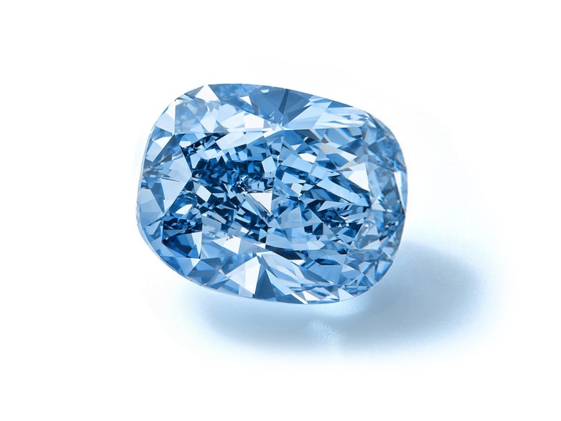 De Beers 稀有蓝钻系列「The De Beers Exceptional Blue Collection」共由8颗总重32.09ct的蓝钻裸石组成，估价2800万-5000万美元。其中最大的一颗「Infinite Blue」重11.28ct，阶梯式切割，经 GIA 鉴定达到 Fancy Vivid Blue 色级。在Sotheby's 苏富比香港最终以1.982亿港元成交（约合2531万美元）低于拍前预期的2800万美元