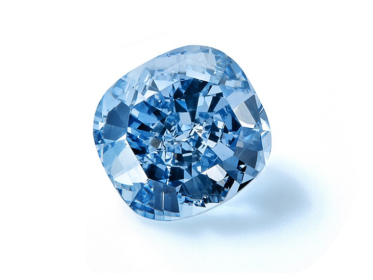 De Beers 稀有蓝钻系列「The De Beers Exceptional Blue Collection」共由8颗总重32.09ct的蓝钻裸石组成，估价2800万-5000万美元。其中最大的一颗「Infinite Blue」重11.28ct，阶梯式切割，经 GIA 鉴定达到 Fancy Vivid Blue 色级。在Sotheby's 苏富比香港最终以1.982亿港元成交（约合2531万美元）低于拍前预期的2800万美元