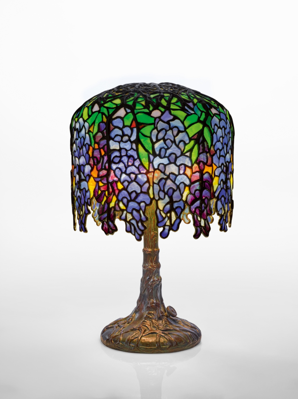 Tiffany Studios（蒂芙尼工作室）1905 年出品玻璃灯具 Pony Wisteria，以 1,633,000 美元（约合人民币 11,623,039 元）高价成交。蒂芙尼工作室亦从艺术中汲取灵感，设计与制造吹制玻璃花瓶、玻璃花窗以及陶器，等等。