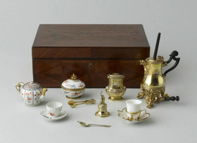 玛丽王后产子后，路易十五赠送巧克力套件，目前藏于卢浮宫