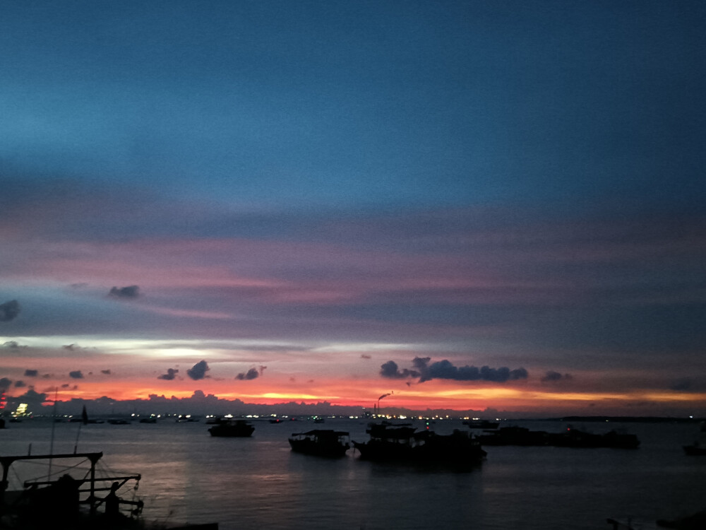 海边走走停停，夜幕降临！