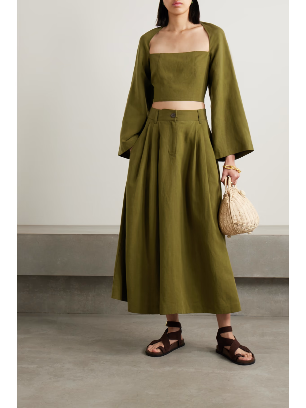 Mara Hoffman 这款 “Tulay” 高腰中长半身裙以天丝™莱赛尔亚麻混纺面料制成，轻盈裙身带有利落褶裥，别具丰盈量感和灵动之美。不妨搭配本站收录的配套上衣。