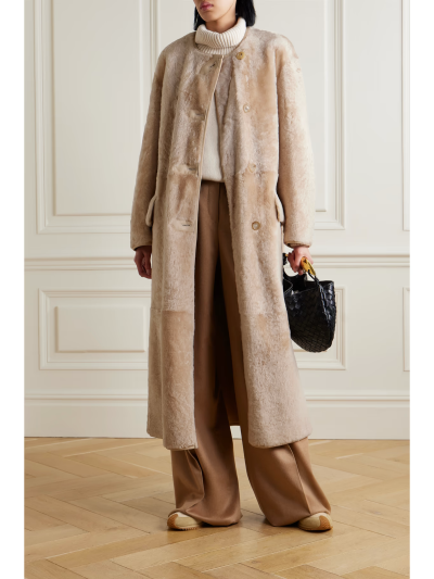 Max Mara 这款 “Talamo” 外套采用时髦的无领设计，衣身可正反两穿，两面均设有实用口袋。既可参考品牌 2023 秋冬大秀，将绒软的羊毛皮穿在外，亦可露出光滑里面，塑造简约流畅造型。