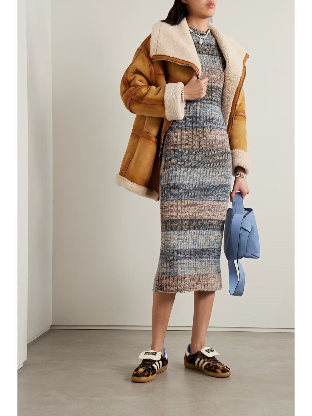 The Elder Statesman 这款 “Cosmic” 中长连衣裙织有素雅的混色条纹，如夜空中的点点繁星。它采用重量适中的羊绒于洛杉矶悉心打造，罗纹纹理不仅带来舒适穿感，还强调出修身版型。