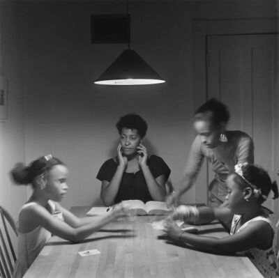 美国著名摄影艺术家Carrie Mae Weems作品，艺术家获加州大学圣地亚哥分校（University of California San Diego）MFA学位，曾在哈佛大学和韦尔斯利女子学院（Wellesley College）担任客座教授。