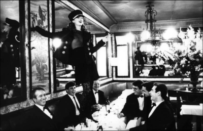 Arthur Elgort《Kate Moss Cafe Lipp》，摄影，121.9×177.8cm，1993年
