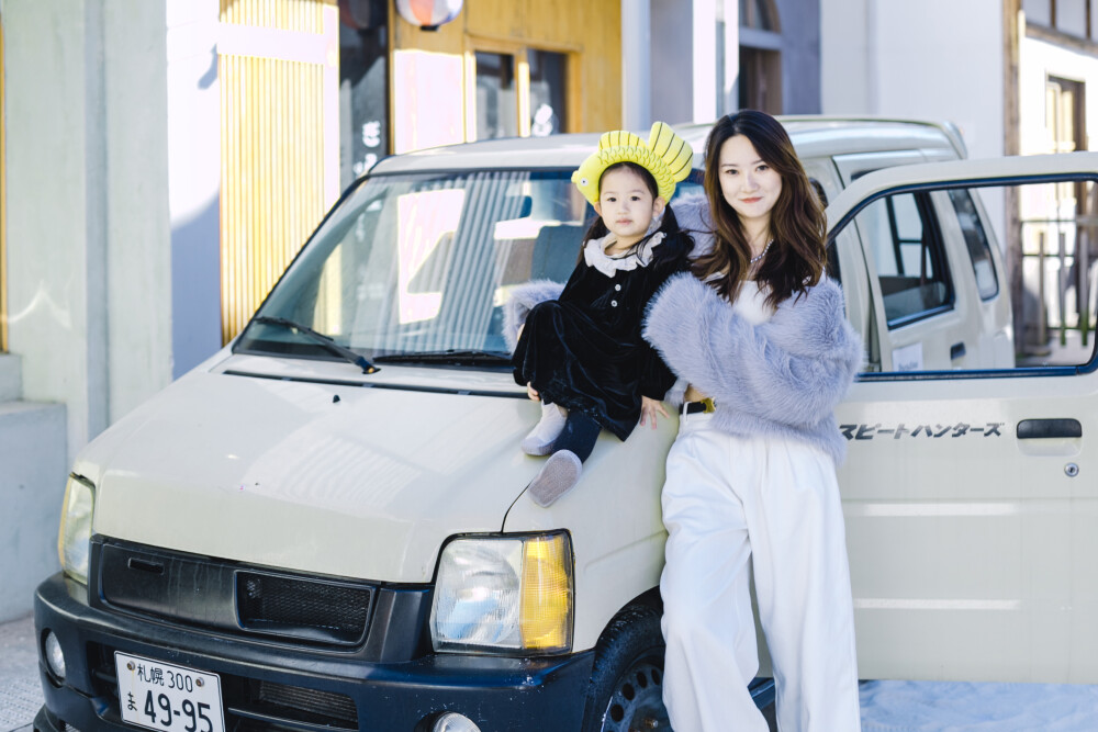 随手拍了几张女儿的照片
摄影：洪小漩
场地：田野和季风
顺手给菲比拍了几张照片。再不发就没有时效了。
当天应该配个蝴蝶结的，失策了。