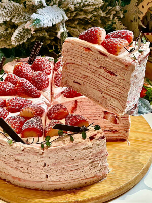 爱吃草莓蛋糕，甜甜的