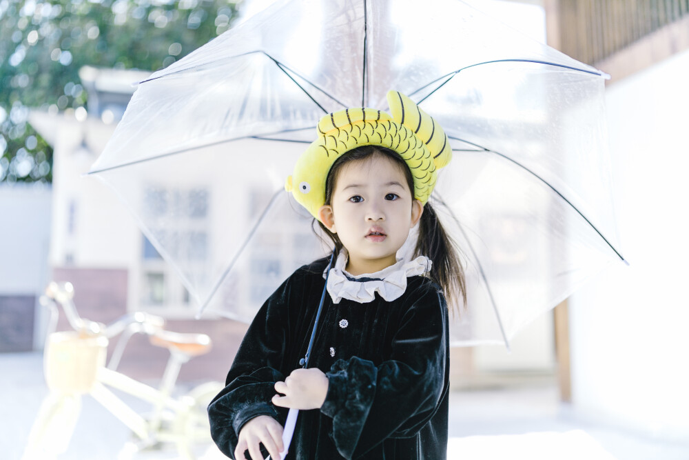 随手拍了几张女儿的照片
摄影：洪小漩
场地：田野和季风
顺手给菲比拍了几张照片。再不发就没有时效了。
当天应该配个蝴蝶结的，失策了。