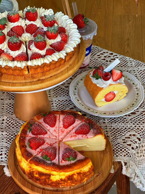 爱吃草莓蛋糕，甜甜的