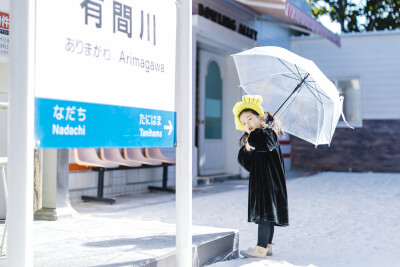 随手拍了几张女儿的照片
摄影：洪小漩
场地：田野和季风
顺手给菲比拍了几张照片。再不发就没有时效了。
当天应该配个蝴蝶结的，失策了。