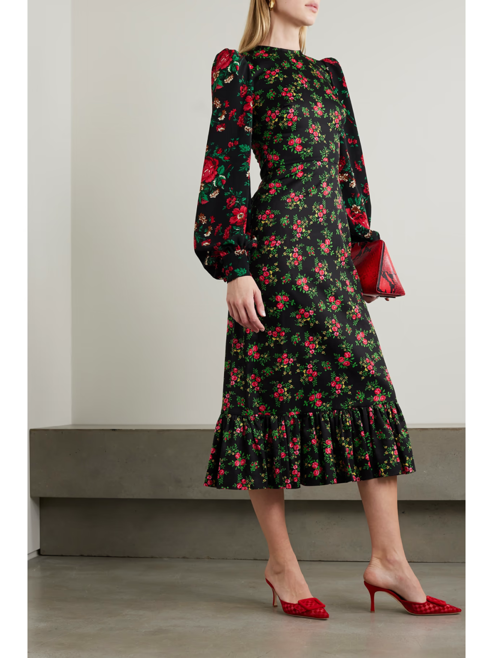 The Vampire's Wife 创始人 Susie Cave 对戏服和芭蕾的热爱造就了品牌款款暗黑风浪漫连衣裙。这款 “The Villanelle” 裁自花卉印花纯棉，设有飘逸的层接式中长裙摆，随附腰带可凸显腰线，蓬松衣袖则是时装屋的标志性手笔。