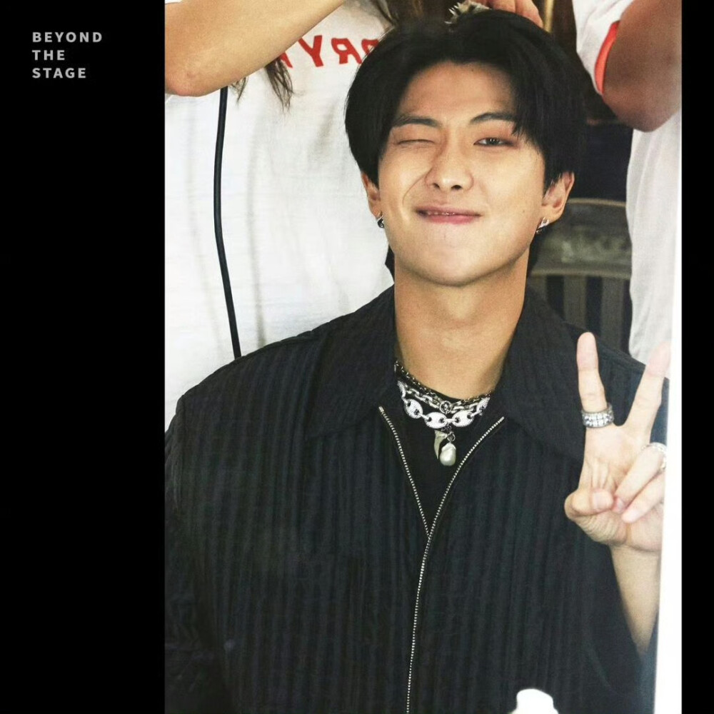 231218
官推更新防弹相关
‘BEYOND THE STAGE’
BTS DOCUMENTARY PHOTOBOOK : THE DAY WE MEET Preview Cuts
