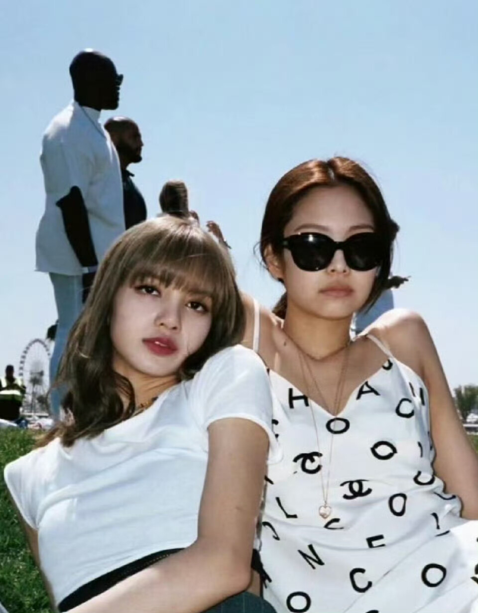 jenlisa 合照
Jennie × Lisa