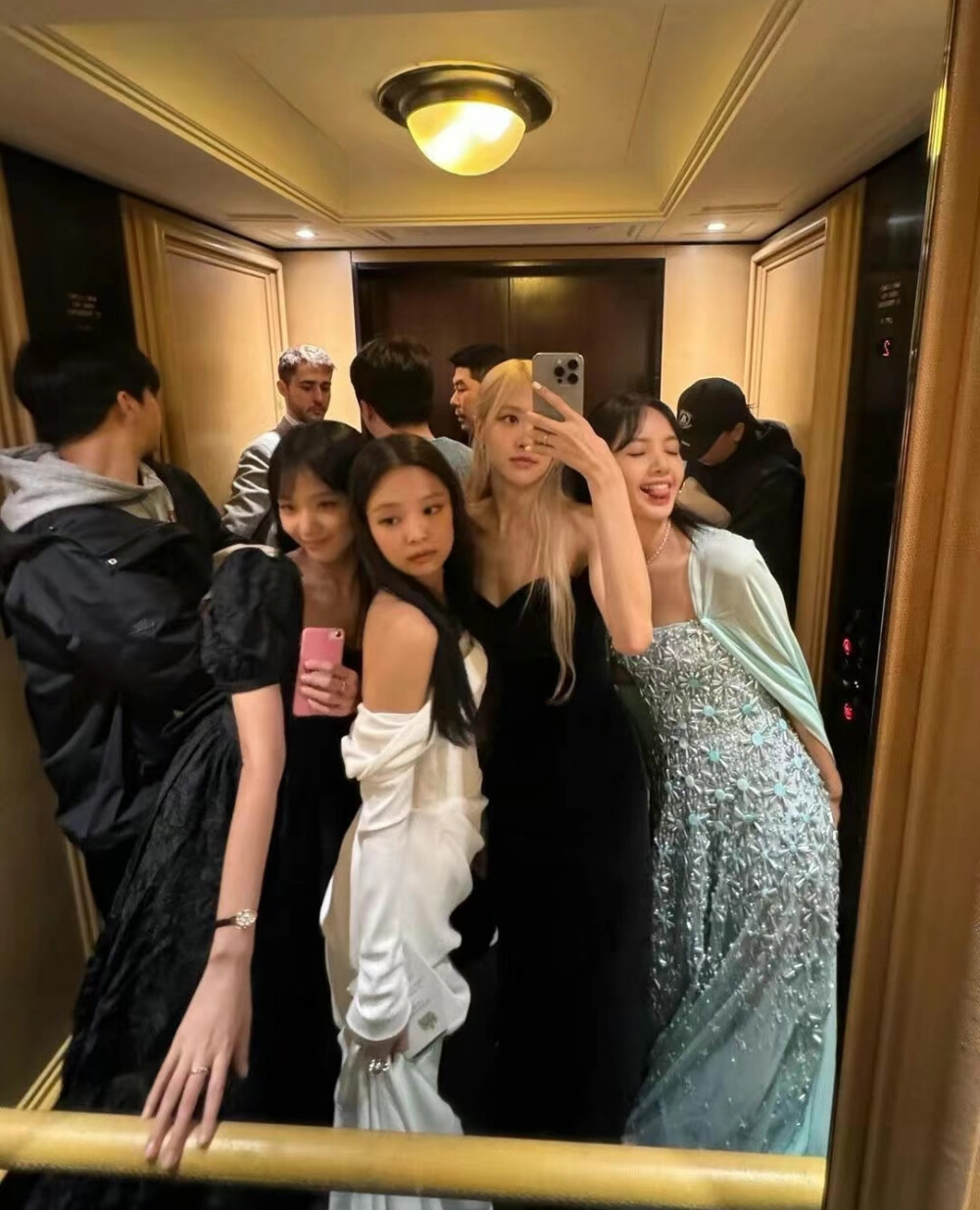 BLACKPINK团照
Lisa Jennie Jisoo rose