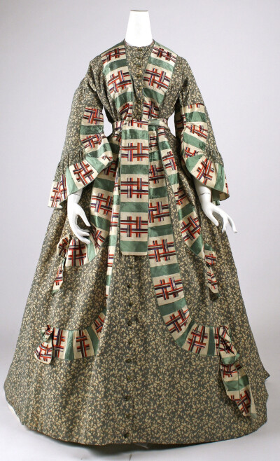 大都会博物馆收藏的来自19世纪的女士晨间衣（Dressing gown）。19 世纪中叶，晨衣逐渐成为淑女们衣橱中不可或缺的“单品”，晨衣是一种轻薄、开放式的长袍或长裙，较为宽松舒适，不需穿紧身胸衣及衬裙，其形制受当时…